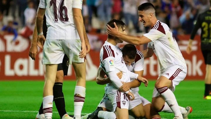 Un punto que sabe distinto, un Alba en inferioridad enorgulleció a más de 9.000 aficionados que asistieron al estadio