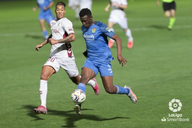 El Alba cae a balón parado