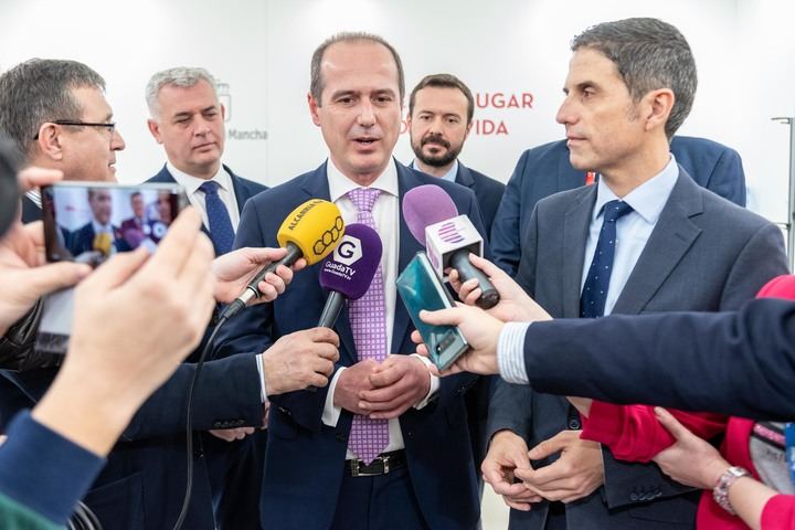 Guadalajara estrecha lazos turísticos y culturales con Alcalá gracias a la firma de un protocolo en FITUR