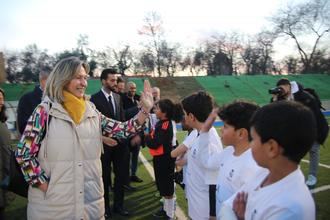 La alcaldesa de Guadalajara recibió a Arbeloa en su visita a la escuela de la Fundación Real Madrid