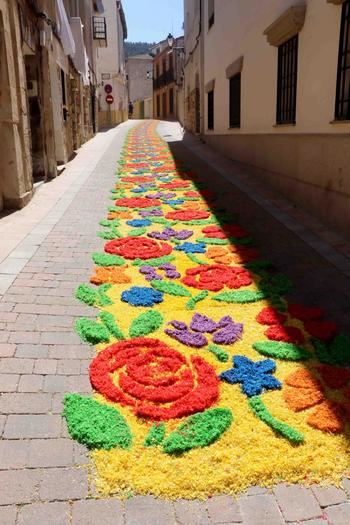 Una preciosa alfombra de casi dos kilómetros subraya de colores el Corpus Christi de Almonacid
