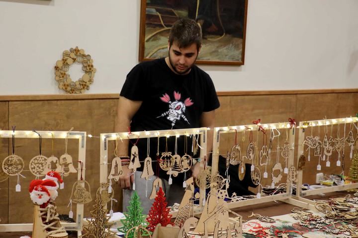 El mercadillo artesano de Almonacid de Zorita da comienzo a la Navidad en la villa