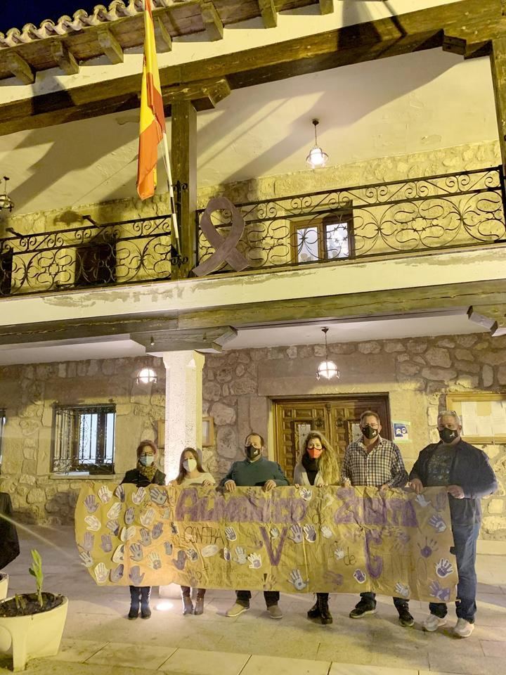 Almonacid muestra su repulsa a la violencia de género