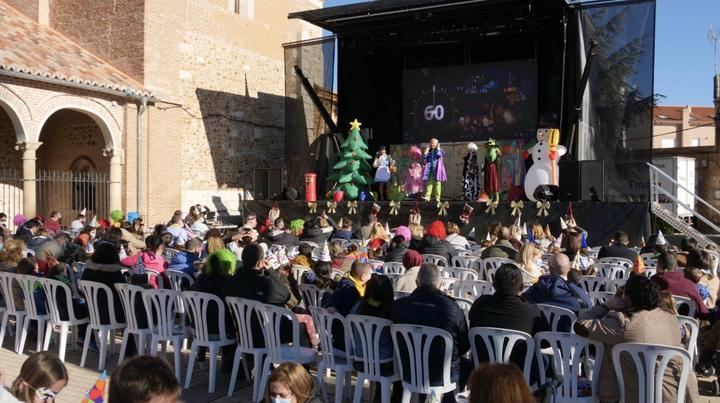 Cientos de aloveranos despiden el año con sus tradicionales Campanadas Infantiles en la Plaza Mayor