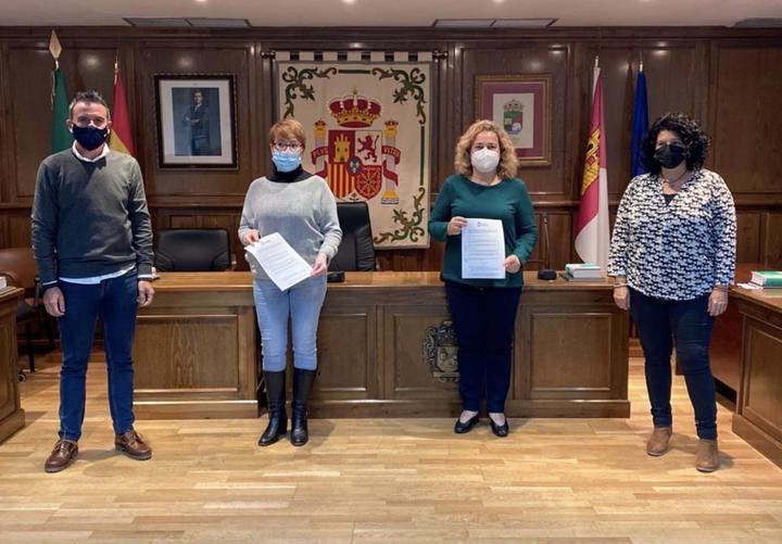 Convenio del Ayuntamiento de Alovera y Club de Fútbol para el fomento de deporte entre los jóvenes