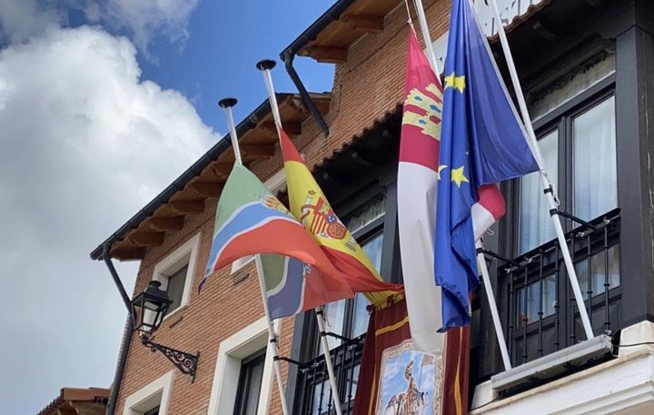 El Ayuntamiento de Alovera decreta el luto oficial por los fallecidos del coronavirus en el municipio con la banderas a media asta