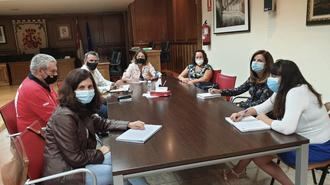 Alovera une peñas y solidaridad con una ofrenda de comida a favor de ONG locales