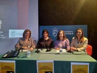 Gran afluencia de vecinos a la conferencia sobre mujeres pintoras en Alovera