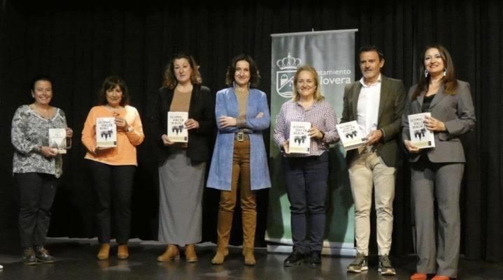 Éxito de asistentes en la presentación del libro Finalista Premio Planeta 2021 en la Biblioteca de Alovera: 