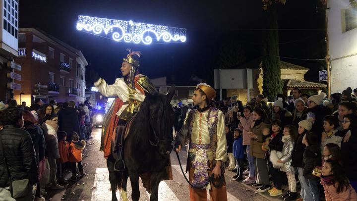 Alovera disfrutó en la cabalgata de la entrega de miles de regalos para los más pequeños