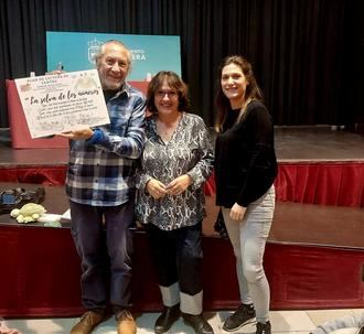 El escritor Ricardo Gómez, premio Alandar 2023 y Ala Delta de Edelvives 2021, visita la biblioteca de Alovera