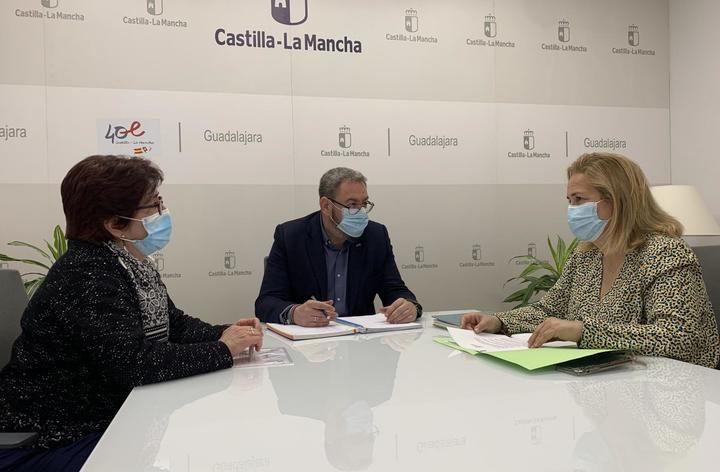La alcaldesa de Alovera coordina con la delegación de la Junta la petición de Centro de Salud propio