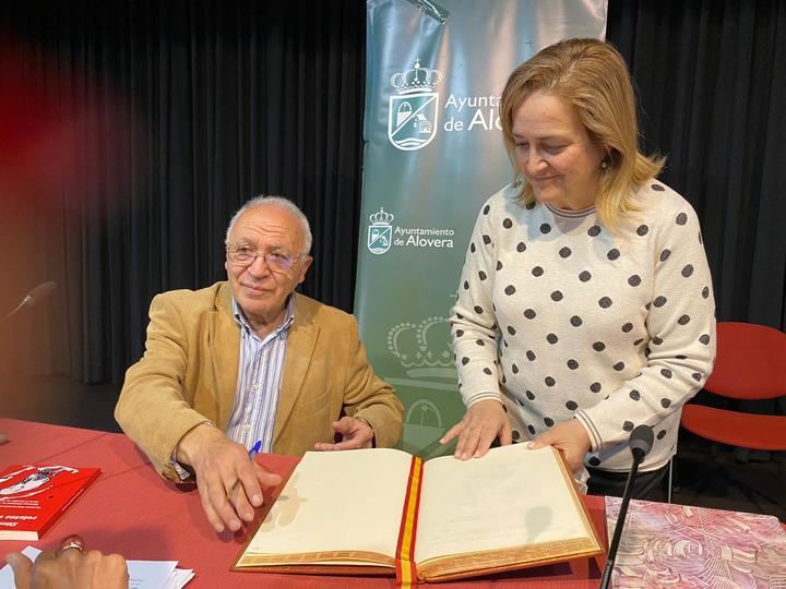 Alovera recibe al reconocido teólogo Juan José Tamayo en un acto con escolares