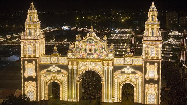 Sevilla se prepara para el reencuentro con su Feria de Abril dos años después...con el alumbrao de 212.000 bombillas