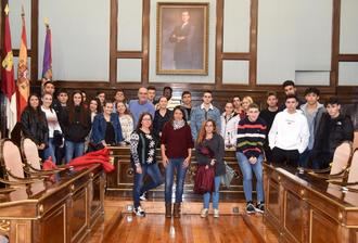 Un grupo de alumnos del IES San Isidro de Azuqueca visitan el Palacio Provincial de Guadalajara