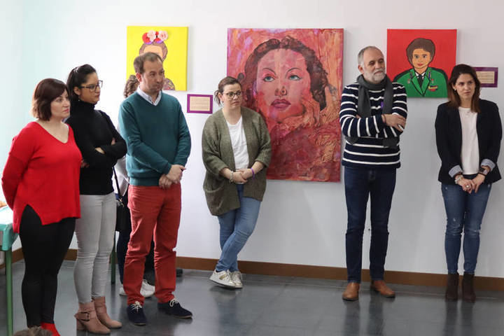 Alumnado del CEIP La Paloma presenta la exposición de pintura 'Diálogo entre héroas'