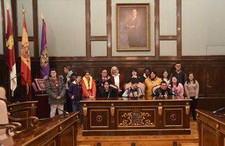Un grupo de alumnos del CEE Virgen del Amparo visitan el Palacio Provincial de Guadalajara