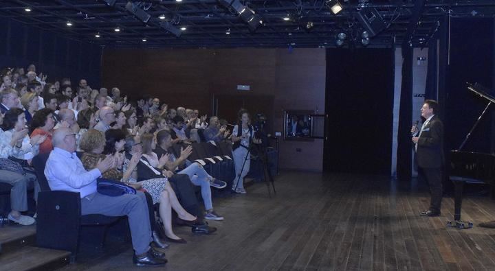 El pianista afincado en Sigüenza Brenno Ambrosini presentó en el Teatro Real su nuevo CD 'AD Astra. El viaje infinito'