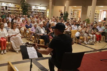 La alcaldesa compartió con los Amigos de la Biblioteca de Guadalajara su fin de curso con un concierto en Dávalos
