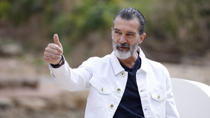 Antonio Banderas celebra su 60 cumpleaños y anuncia...que tiene coronavirus