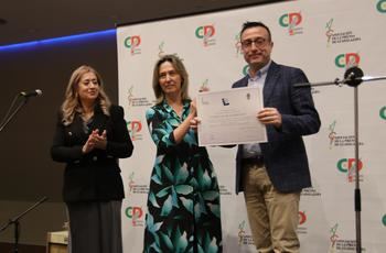 La alcaldesa Ana Guarinos entrega a Antonio Herráiz el premio Libertad de Expresión