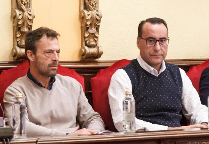 El Grupo VOX califica de indigno, inmoral y un insulto a los vecinos de Guadalajara que Rojo y Ciudadanos se gasten 110.000 euros al año en colocar en el Ayuntamiento a dos directores generales socialistas