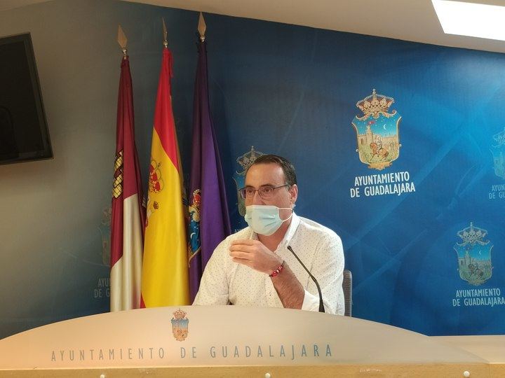 “El nombramiento de Aurelio Zapata como gerente del Patronato de Deportes es una obscenidad insoportable y tiene tufo a trato favorable: se lo dije a la cara al alcalde y lo vuelvo a decir ahora”, afirma el portavoz de VOX, Antonio de Miguel