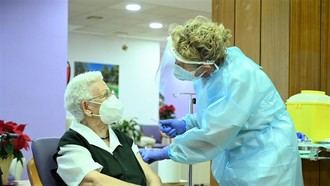 DÍA HISTÓRICO : Araceli, de 96 años, recibe a las 9 de la mañana de este domingo en Guadalajara la PRIMERA VACUNA contra el Coronavirus en España