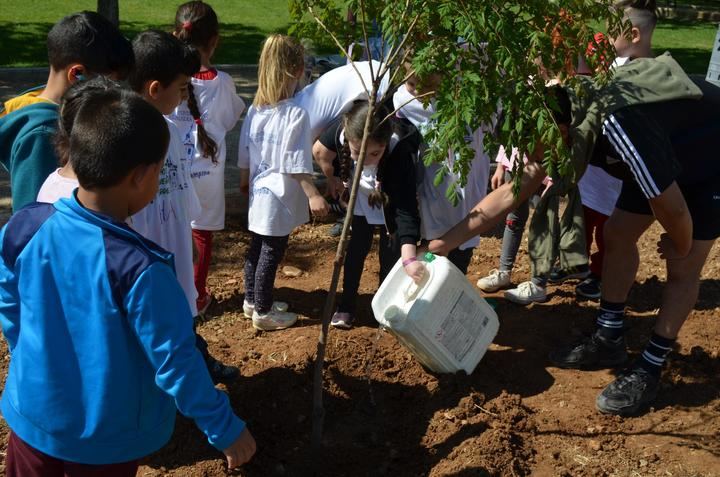 Los niños de Yunquera de Henares plantan nuevos árboles y flores frente a su Colegio