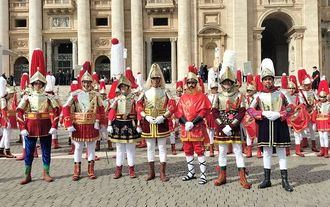 Casi un centenar de Armaos de la Ruta de la Pasión Calatrava iluminan la plaza de El Vaticano en Roma con un desfile