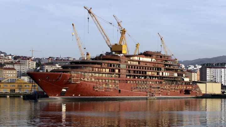 Un inspector pilla en un astillero gallego a 20 trabajadores del turno de noche durmiendo, viendo una película en el móvil o... pescando
