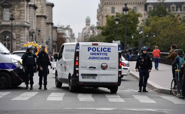Un muerto y varios heridos en un ataque con cuchillo a las afueras de París