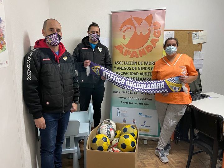 El Atlético Guadalajara dona medio centenar de balones a distintas asociaciones