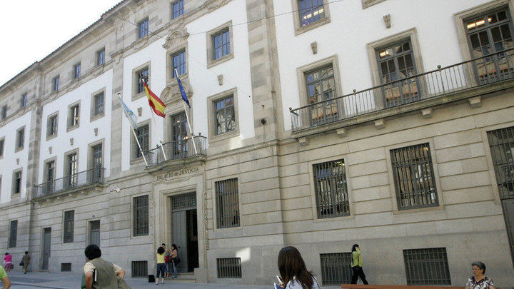 2 años de cárcel para un profesor de Pontevedra por besar a una alumna de 15 años