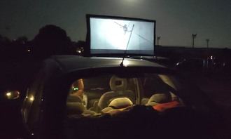 Noche de autocine en la calle Valdemoma en Cabanillas