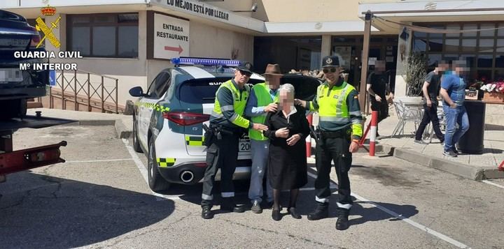La Guardia Civil de Toledo auxilia a una mujer nonagenaria del interior de un vehículo averiado en la autovía A-4