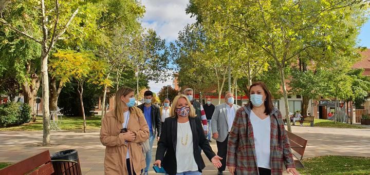 La secretaria general del PP de CLM, Carolina Agudo, se interesa por los problemas y las necesidades de Azuqueca