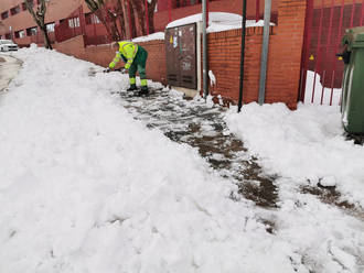 UN APLAUSO : El Ayuntamiento de Azuqueca ha limpiado más del 90 por ciento de calles, con 54.000 kilos de sal esparcidos y desde la tarde del viernes, se ha trabajado sin descanso, 24 horas