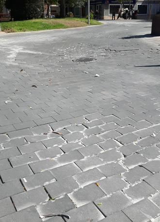 El PP de Azuqueca denuncia el mal estado de la calzada de la plaza General Vives y exige soluciones al Gobierno municipal