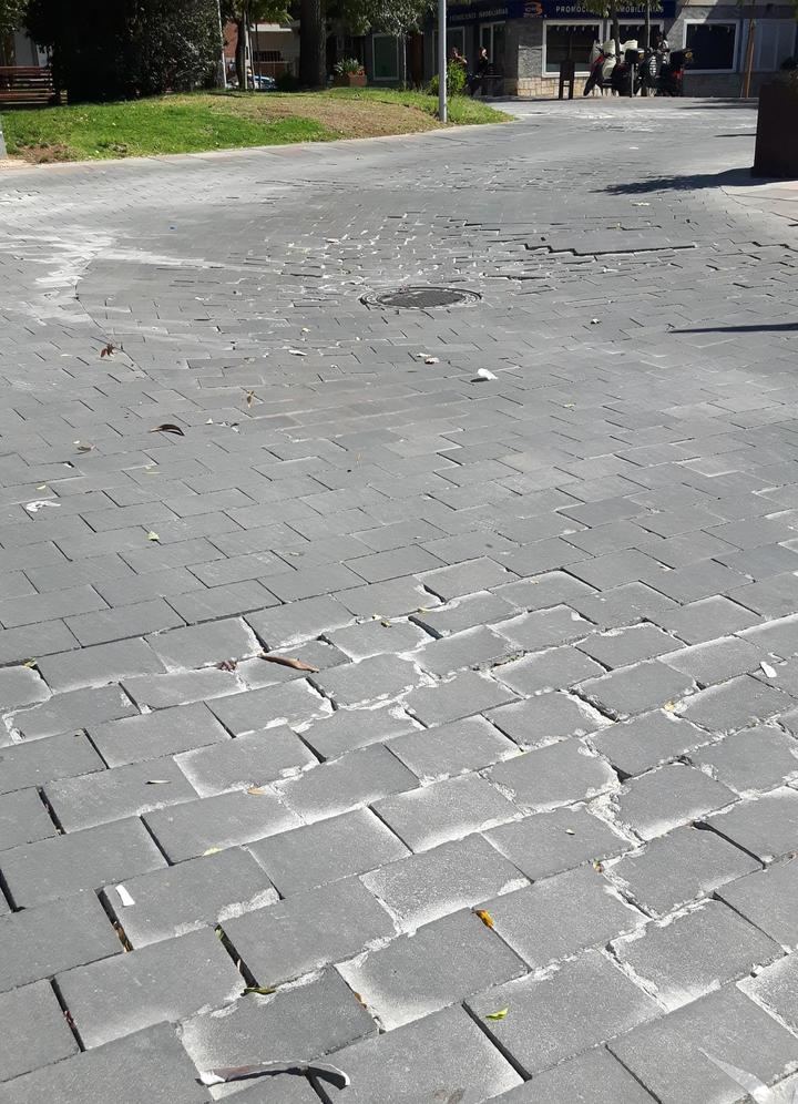 El PP de Azuqueca denuncia el mal estado de la calzada de la plaza General Vives y exige soluciones al Gobierno municipal