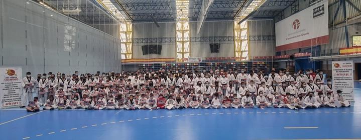 El polideportivo Ciudad de Azuqueca acogió a 300 participantes en el Encuentro de Tecnificación de Taekwondo