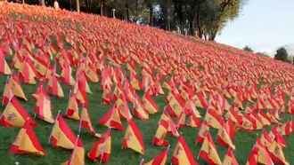 Un parque de Madrid amanece este domingo con 53.000 banderas de España en homenaje a las víctimas del coronavirus