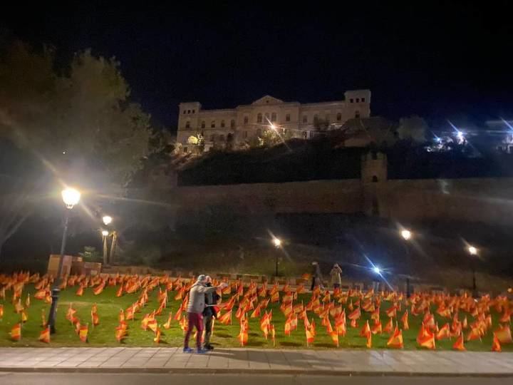 El Ayuntamiento socialista de Toledo retira miles de banderas de España colocadas en homenaje a las víctimas del coronavirus
