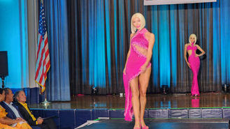 Barbie camina en la pasarela "Quisqueya es Moda" de la mano de la modista Giannina Azar