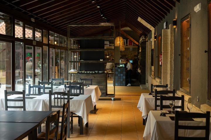 El café-restaurante de El Colvillo reabre sus puertas con nueva cara y preparado para dar servicio a una gran capacidad de comensales