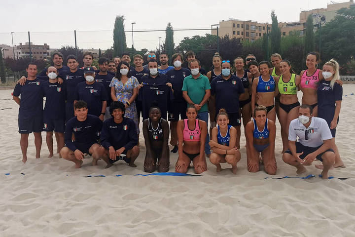 Las selecciones absolutas de Balonmano Playa de Italia han entrenado en Azuqueca