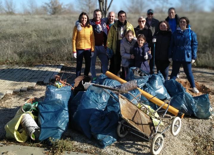 Una quincena de voluntarios recogen más de 300 kilos de basuraleza en una zona verde natural de Valdeluz