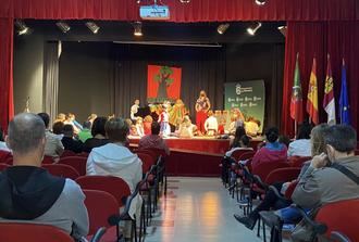 Los alumnos de Primaria y Secundaria de Alovera visitan la muestra del Concurso ornitológico que comprende 1.000 pájaros