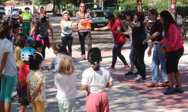 Casi un centenar de personas disfrutaron del regreso del Bicicuentos a Cabanillas