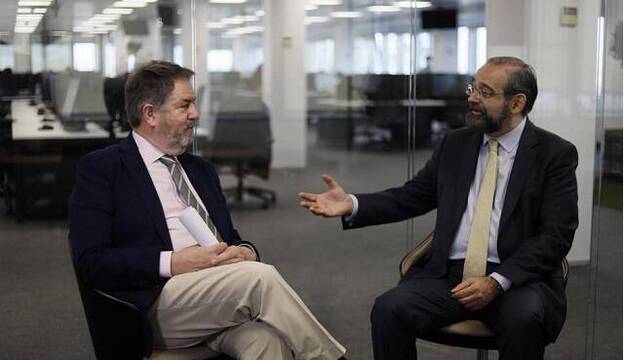 Bieito Rubido y Bullón de Mendoza comentan el nuevo diario digital El Debate. Foto de Paula Argüelles